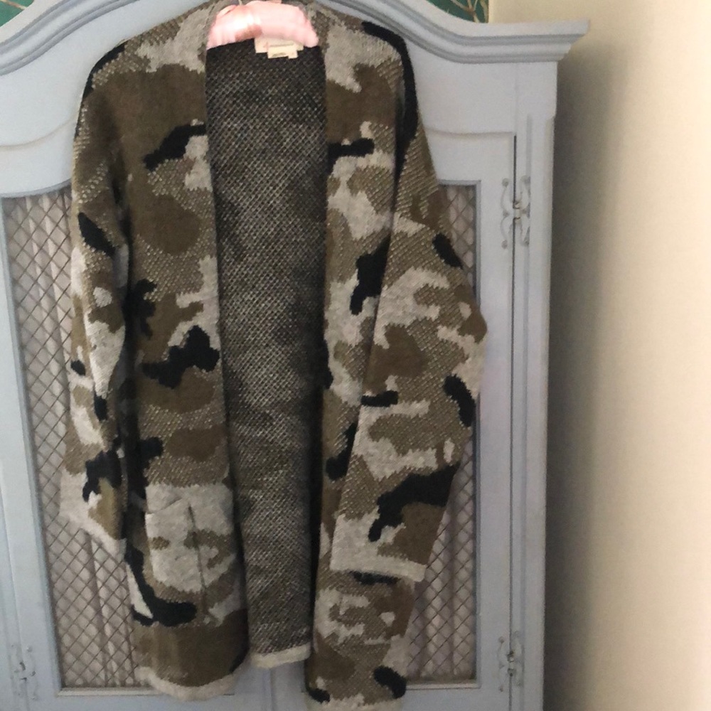 Anthropologie camo cardigan with pockets